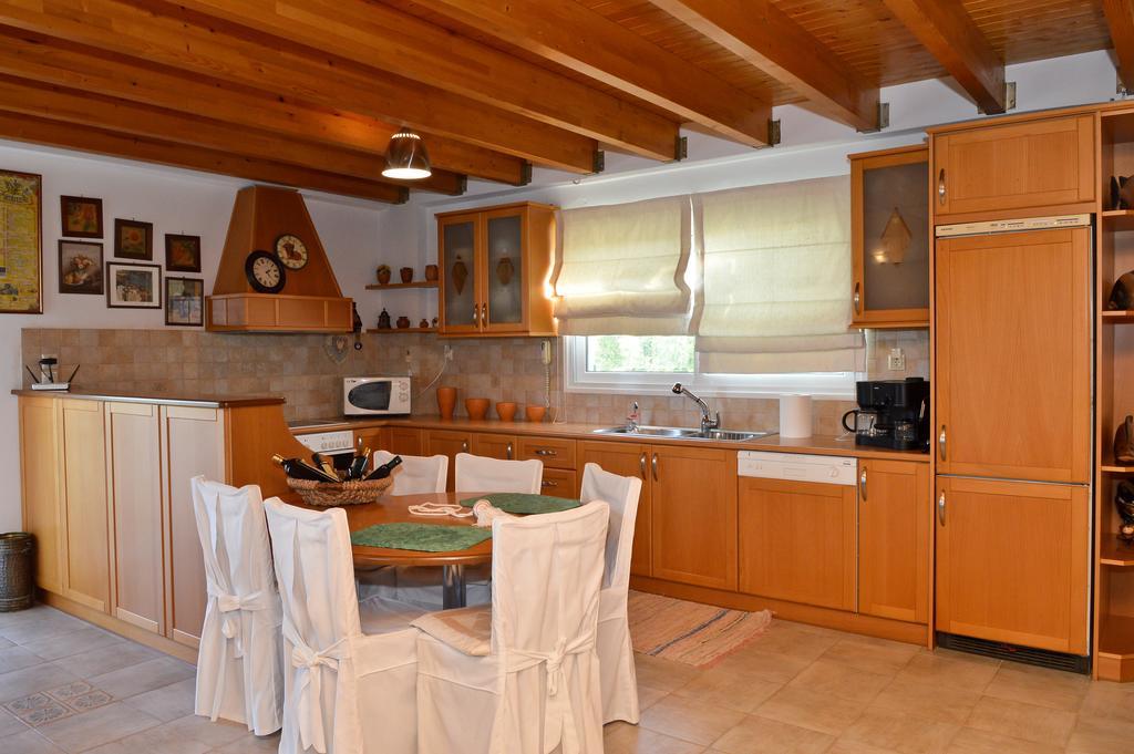 Dimeon Villa Kato Achaia Bilik gambar